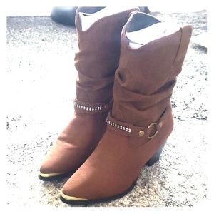 Women's brown suede rhinestone boots size 8 dingo